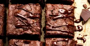 Aprenda a fazer brownie de chocolate cheio de furinhos