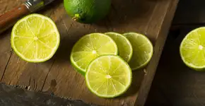 Entenda por que é bom ter sempre um limão cortado ao lado da cama