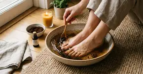 Lavar os pés com café e água morna: quais são os benefícios?
