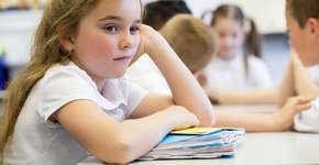 Na Inglaterra, pais protestam contra escolas: ‘Deixem nossos filhos serem crianças’