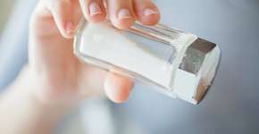 Como saber se estou comendo mais sal do que preciso? Descubra os sintomas