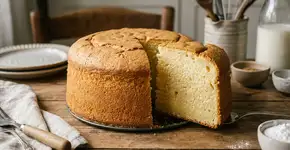 Os confeiteiros concordam: “O bolo caseiro não fica melhor com leite, ele se transforma com uma mistura de iogurte e manteiga derretida”