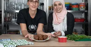 Refugiados ensinam receitas em série com Paola Carosella