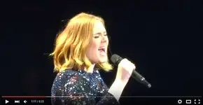 Microfone falha novamente em show de Adele e fãs ajudam cantora a contornar situação