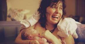 Fotos registram reação das mães logo após o parto