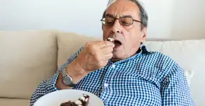Sinal de alerta de Alzheimer que pode aparecer durante a alimentação