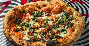 Krøzta faz 1 ano e lança pizza em collab com o chef Fih Fernandes do Fôrno