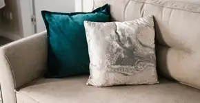 O perigo escondido nas almofadas do sofá e da cama; saiba como higienizar corretamente