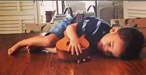 Foto de neto de Gilberto Gil abraçando violão encanta a internet