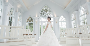 Mulher faz fotos de casamento solo após descobrir doença fatal