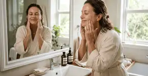 Recupere o viço do rosto aos 40 evitando este erro comum no autocuidado matinal