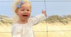 Após foto, mãe se assusta ao ver cobra venenosa ao lado da filha