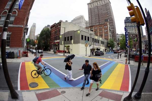 Filadélfia já aderiu ao ato de pintar as faixas de pedestres da cidade com as cores do arco-íris. Foto: Reprodução