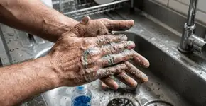 Misturar detergente com açúcar: por que é recomendado e quais os benefícios