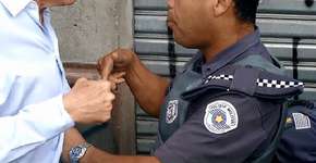 Para evitar violência policial, Eduardo Suplicy discute com PMs em SP