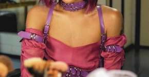 Pabllo Vittar beija bailarino na boca em pleno show