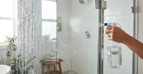 Por que você deve passar vinagre no box de vidro antes de jogar água