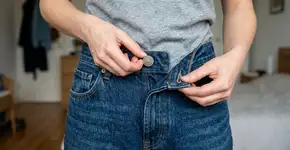 Não é preciso costurar, e mesmo assim o cós das calças jeans ficará perfeito