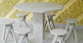 Empresa de SP usa tubos de creme dental para fabricar móveis