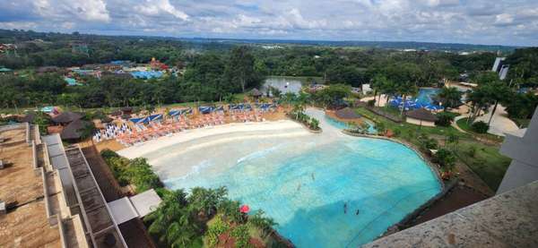 Vista da praia com ondas do Blue Park