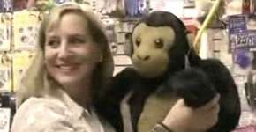 Mulher compra todos brinquedos de loja e doa para crianças carentes