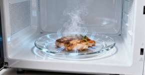 Micro-ondas esquenta comida, mas não o prato; entenda o porquê