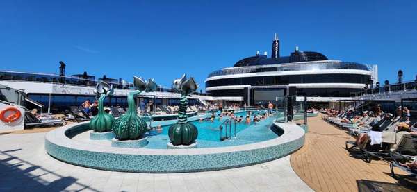 Aqua Deck conta com duas piscinas principais