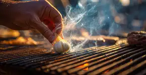 Poucas pessoas sabem: Qual a finalidade de esfregar um dente de alho na grelha antes de grelhar?