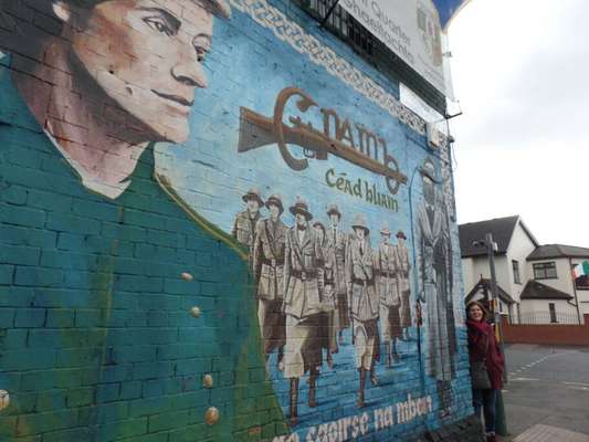 Os murais nas ruas de Belfast lembram luta entre católicos e protestantes