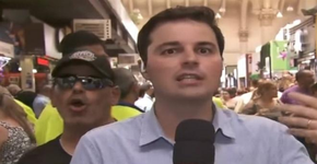 Repórter reage ao vivo após homem gritar “Globo lixo”