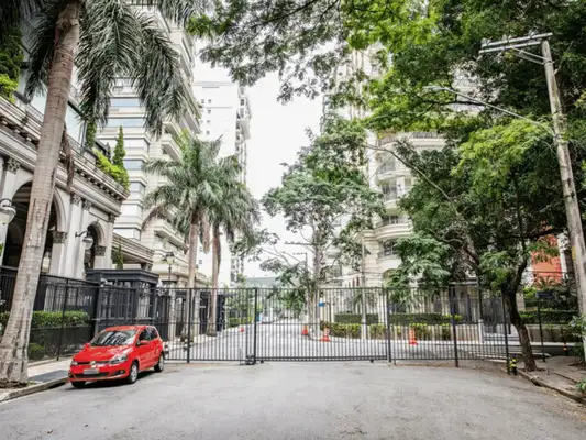 Fachada de condomínio da Rua Seridó