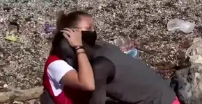 Vídeo de voluntária da Cruz Vermelha abraçando imigrante emociona