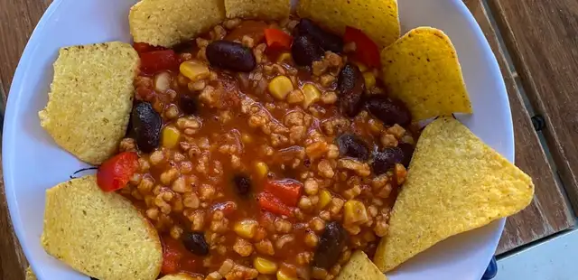 Esta receita de chili vegetariano é irresistível; aprenda a fazer