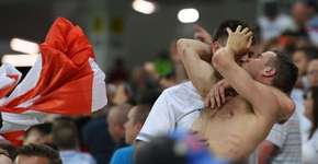 Torcedores ingleses se beijam em estádio durante jogo da Copa