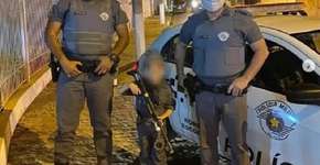 PM-SP publica fotos de criança fardada segurando fuzil de brinquedo