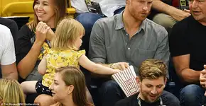 Menina é pega no flagra roubando pipoca do Príncipe Harry