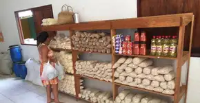 Supermercado no Acre troca material reciclável por comida
