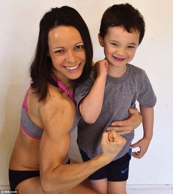 Após muita persistência e treino em casa, a mulher emagreceu 19 kg (Imagem: Reprodução/The Daily Mail)