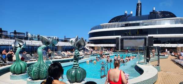 Aqua Deck conta com duas piscinas principais