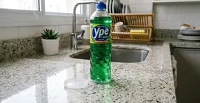 Por que você deve colocar uma tampa embaixo do detergente antes de guardar na pia