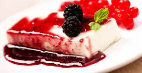 A receita de panacota com amoras que seus convidados não vão esquecer