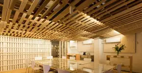 Sala comercial feita com pallets