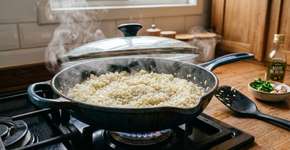 Pare de desperdiçar tempo: aprenda a cozinhar arroz soltinho em 10 minutos e mantenha os grãos separados