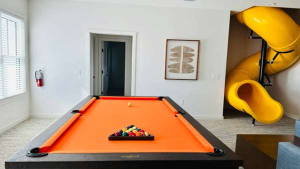 Sala de jogos e tobogã para descer os andares