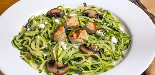 Macarrão low carb fica pronto em 5 passos e é perfeito para iniciantes na cozinha