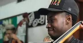 Músico negro é detido mais uma vez por crime que não cometeu