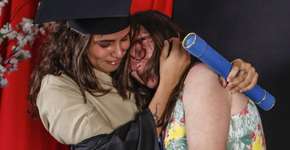 Em homenagem, jovem veste uniforme da mãe faxineira durante formatura