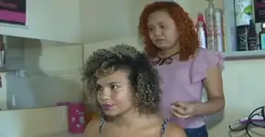 Cabeleireira cega que é especialista em cachos surpreende clientes