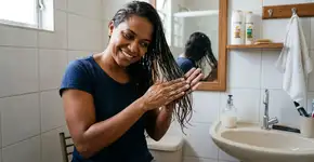 Como fazer uma hidratação caseira que devolve o brilho ao cabelo opaco na primeira aplicação