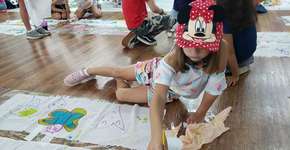 Criança de 6 anos cria peruca feliz para pacientes com câncer